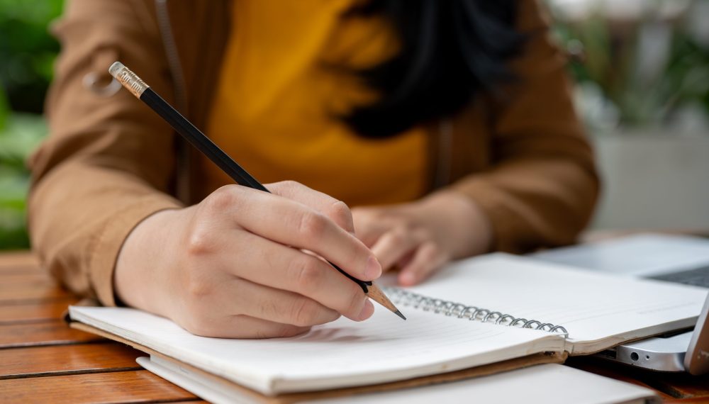 A,Close-up,Image,Of,An,Asian,Woman,Holding,A,Pencil,