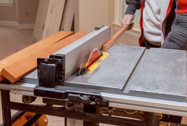 Using,An,Electric,Table,Saw,To,Cut,Wood,Cabinet,Filler