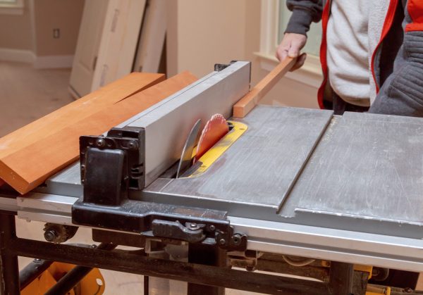 Using,An,Electric,Table,Saw,To,Cut,Wood,Cabinet,Filler