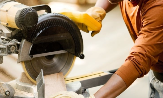 miter-saw-cuts-not-square-woodworking-problem.jpg A woodworker making a cut with a power miter saw, highlighting issues when miter saw cuts are not square.